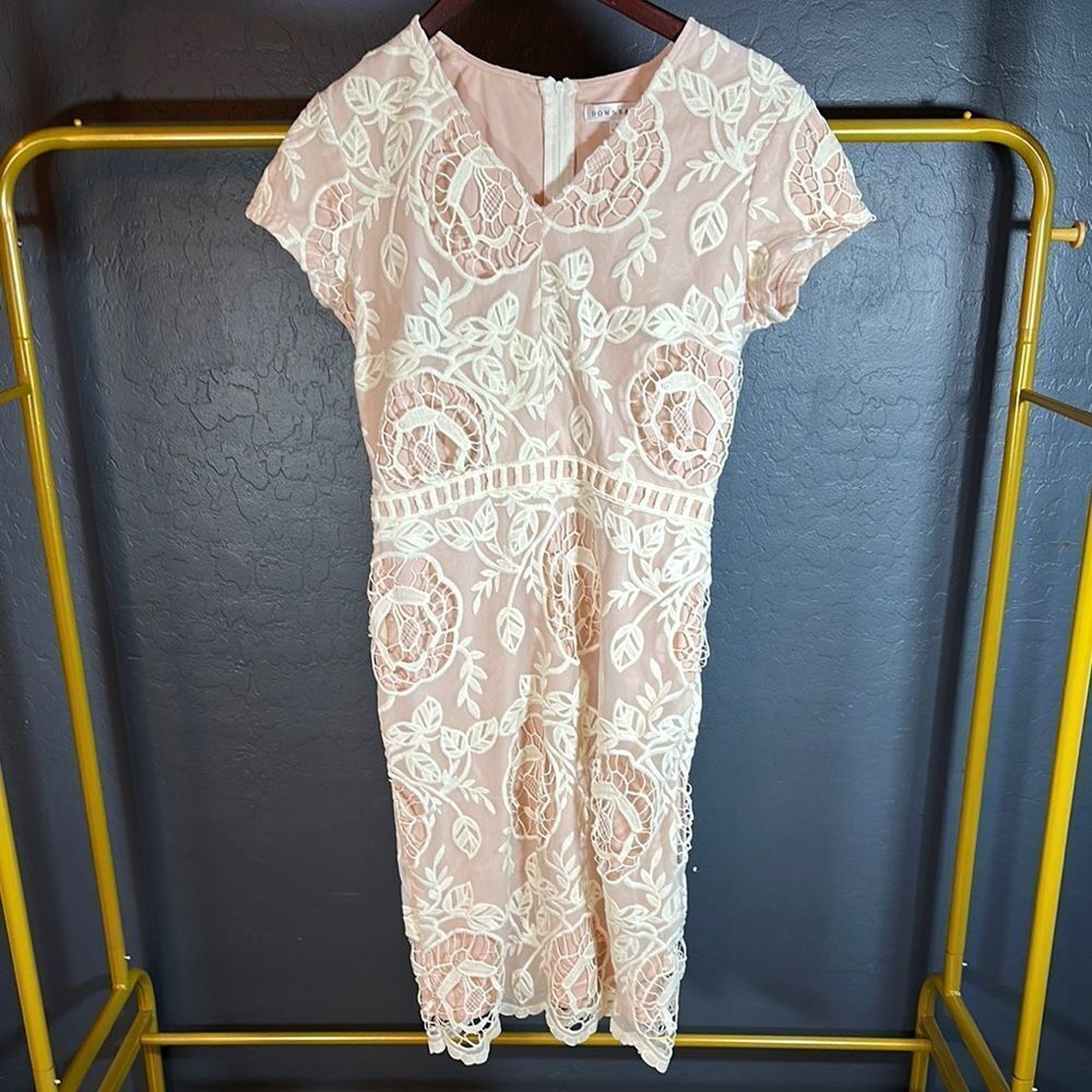 Downeast Cream Sheath Midi Dress with V-Neck and Short‎ Sleeves